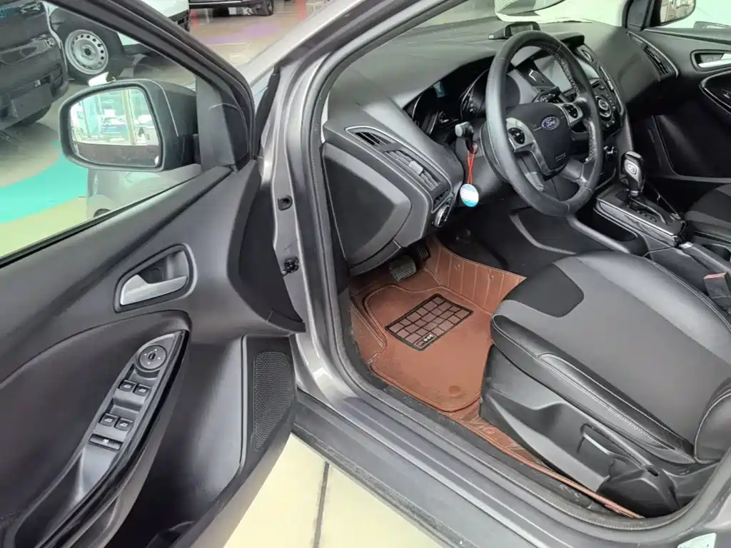Ford Focus 2014 — фото 16