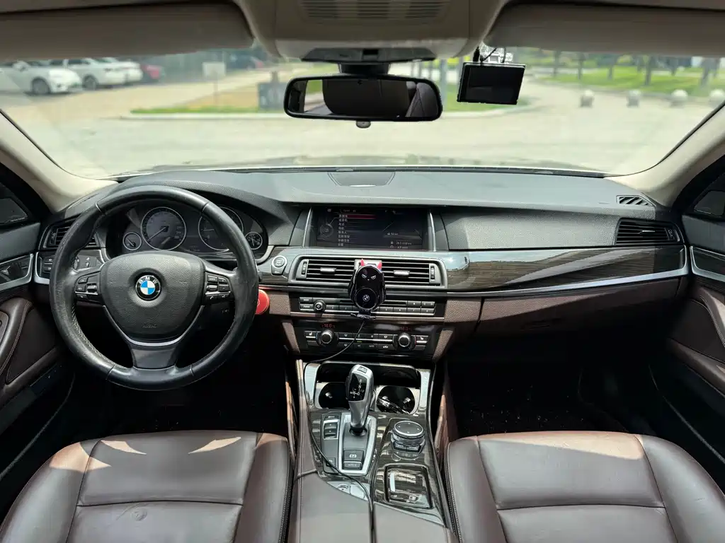 BMW 5 Series 2016 — фото 12
