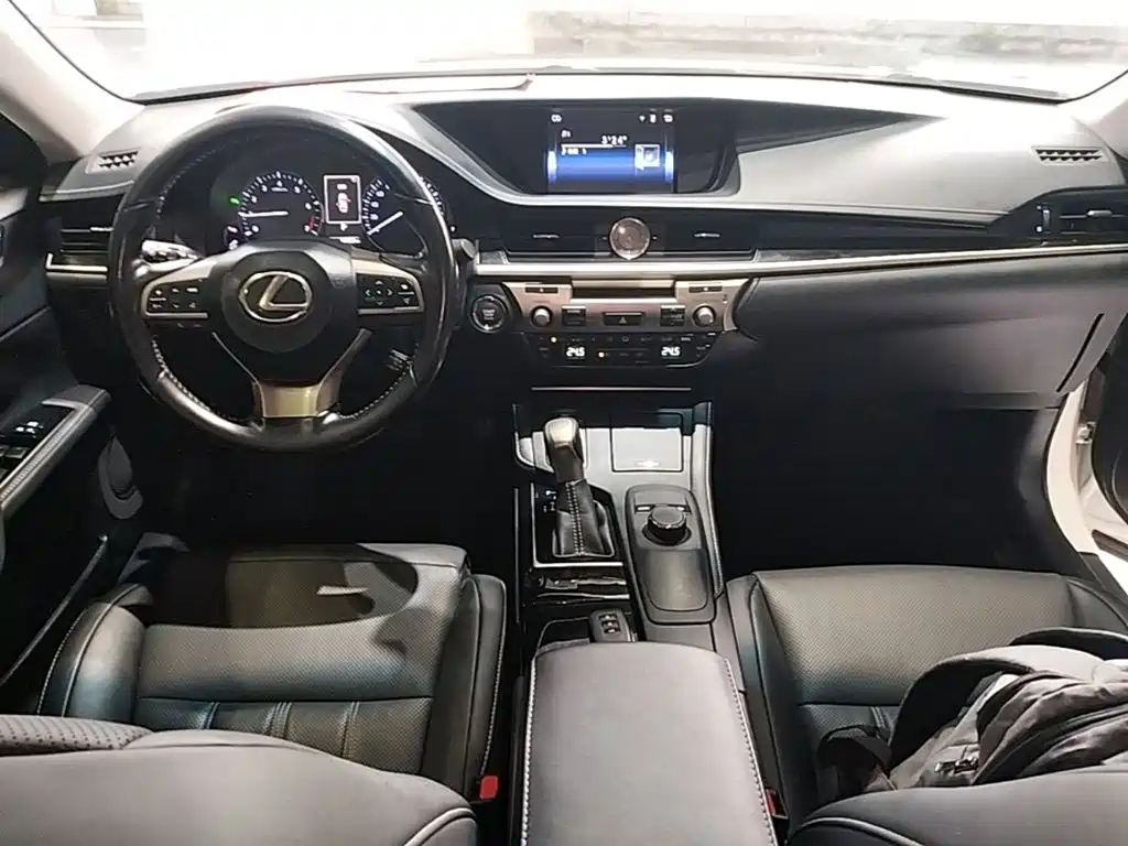 Lexus ES 2016 — фото 10