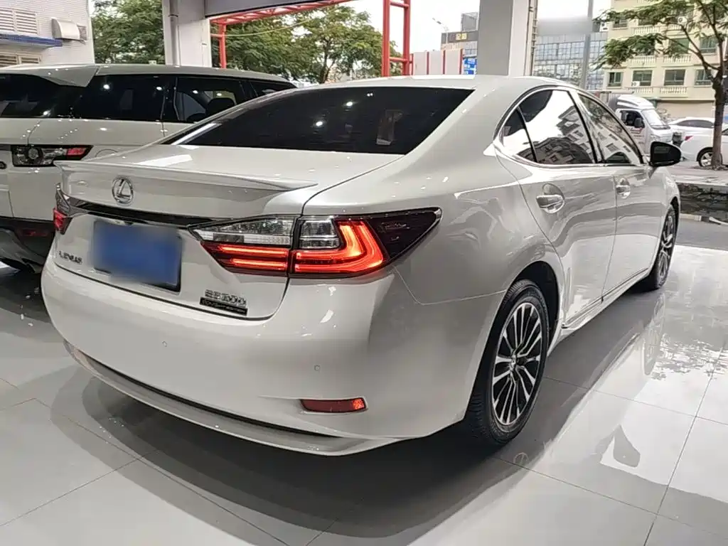 Lexus ES 2016