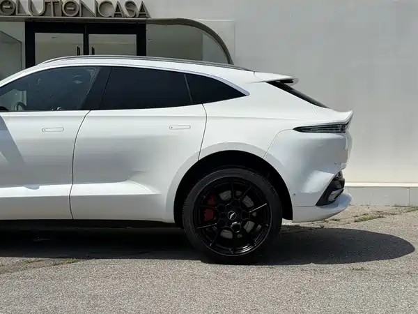 Aston Martin DBX 2021