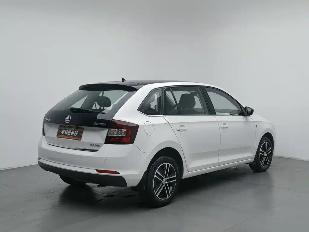Skoda Rapid Spaceback 2015 — фото 2