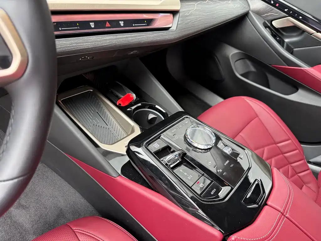 BMW 5 Series 2025 — фото 11