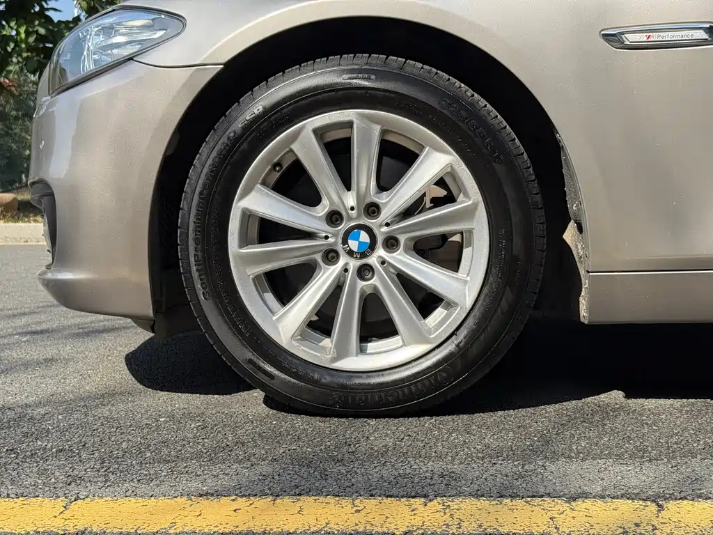 BMW 5 Series 2015 — фото 17