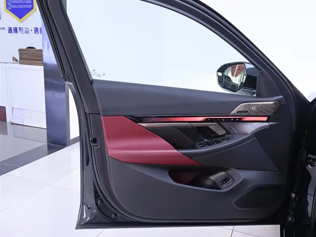 BMW 5 Series 2025 — фото 18