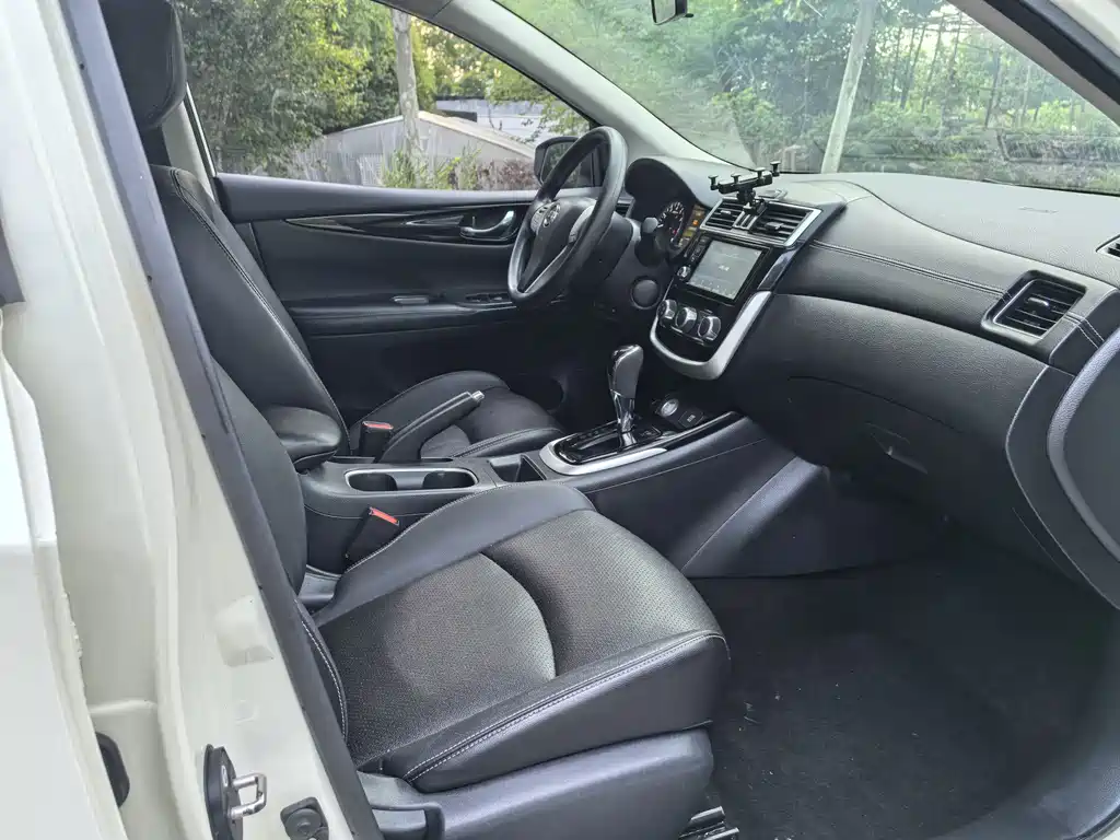 Nissan Tiida 2018 — фото 10