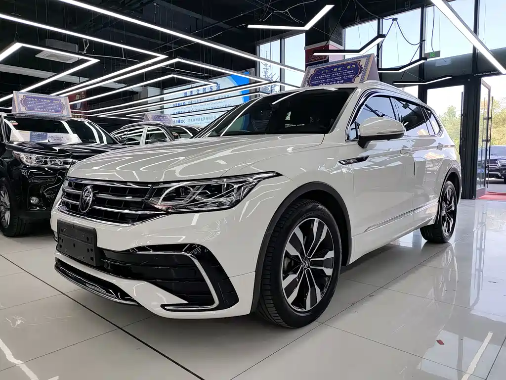 Volkswagen Tiguan L 2022 — фото 1