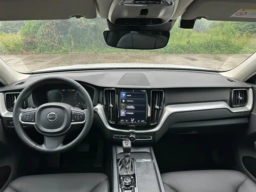 Volvo XC60 2019 — фото 11
