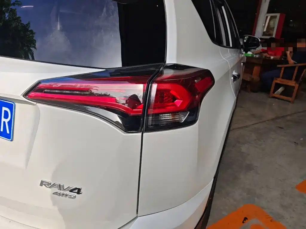 Toyota RAV4 2016 — фото 8