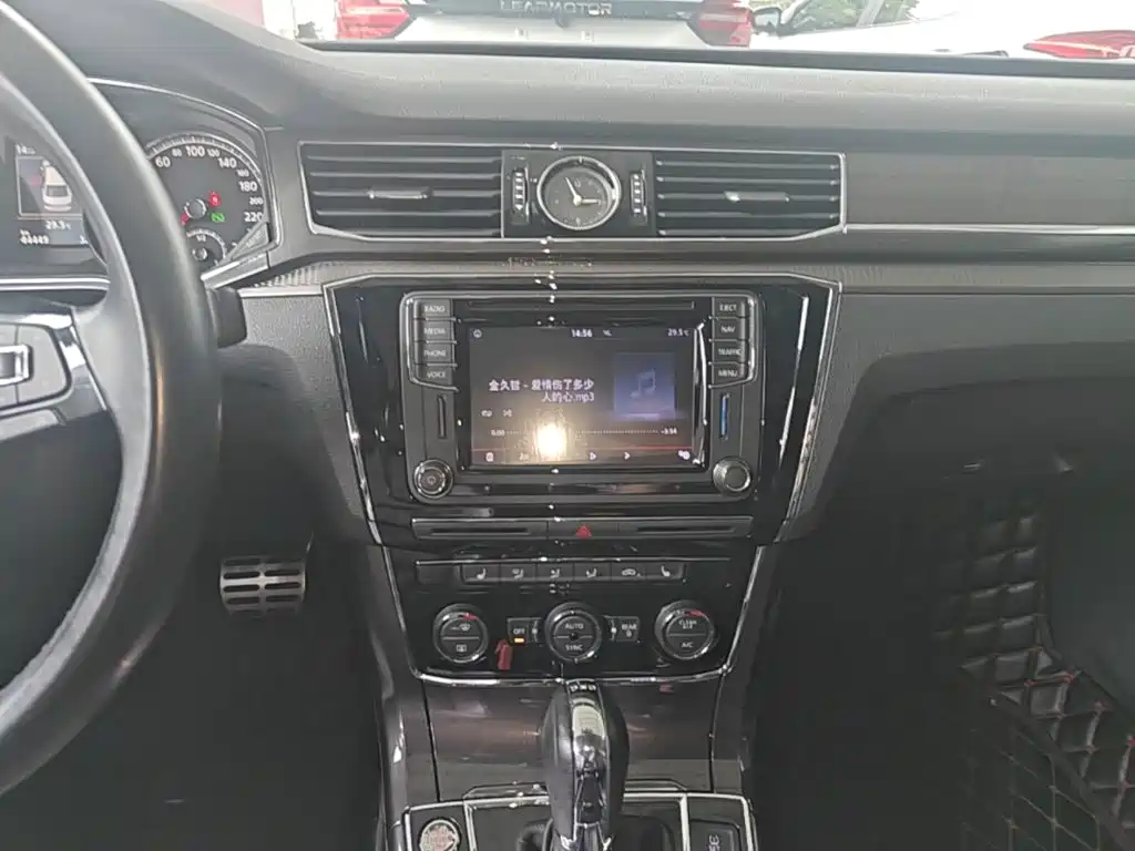 Volkswagen Passat 2017 — фото 13