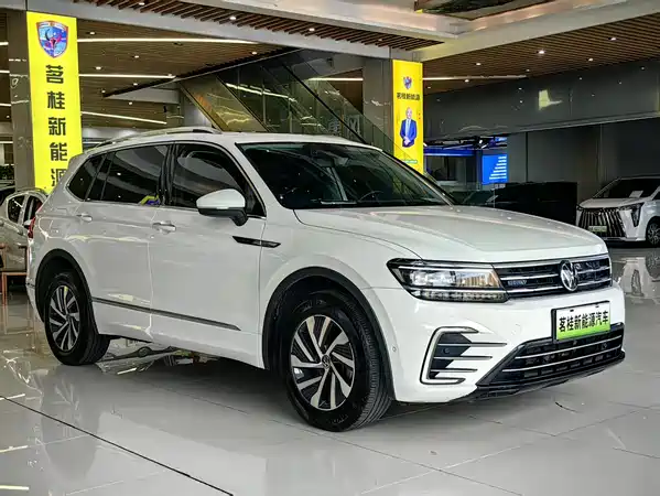 Volkswagen Tiguan L Plug-In Hybrid 2021