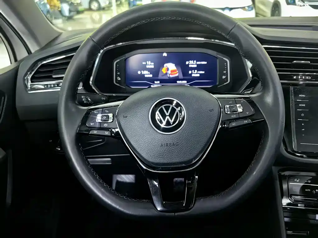 Volkswagen Tiguan L PHEV 2021 — фото 9