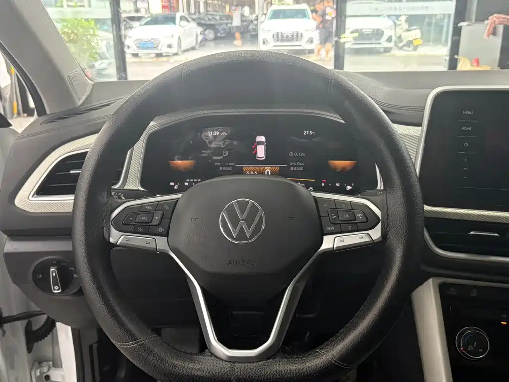 Volkswagen T-Roc 2023 — фото 8