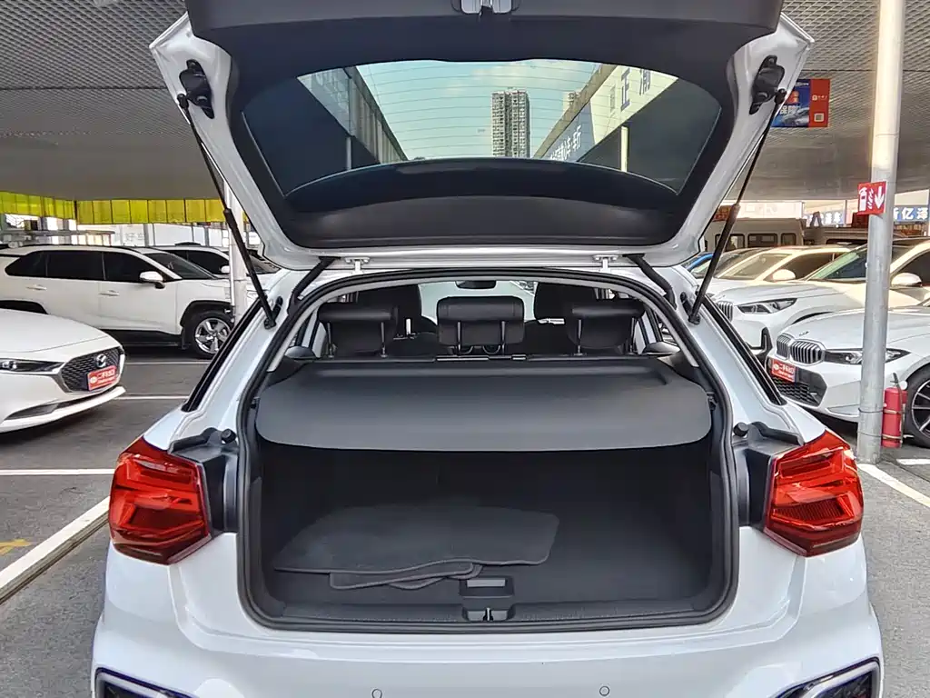 Audi Q2L 2022 — фото 11
