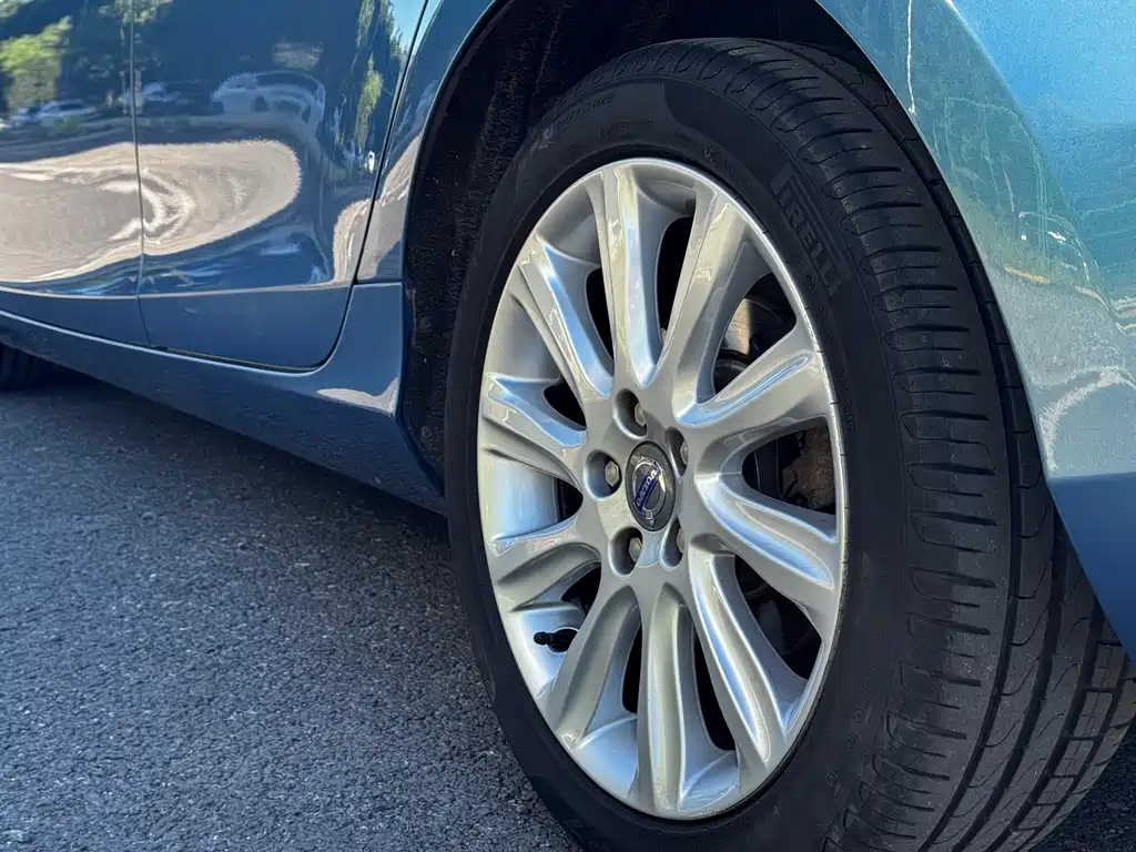 Volvo V40 2015 — фото 18
