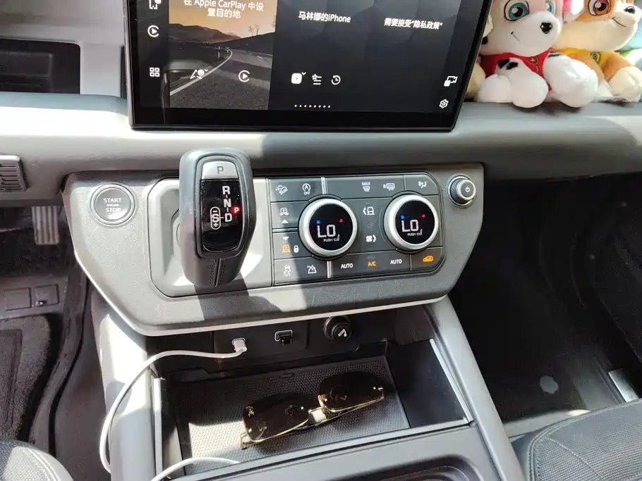 Land Rover Defender 2023 — фото 16