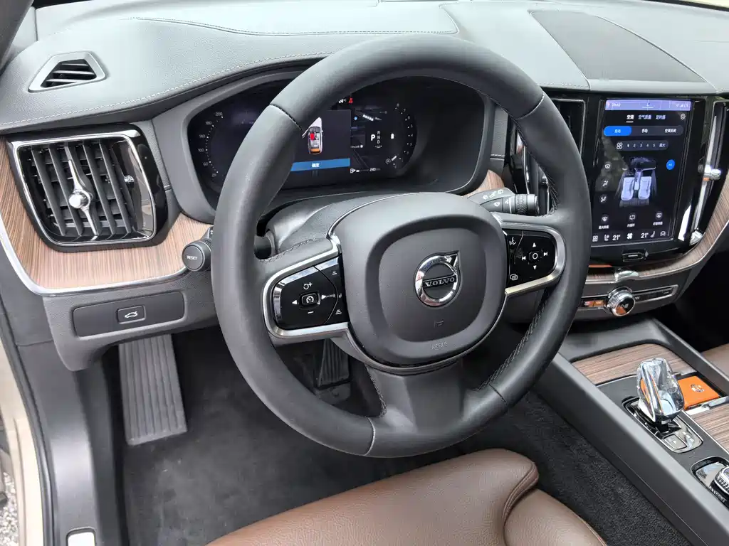 Volvo XC60 2023 — фото 22
