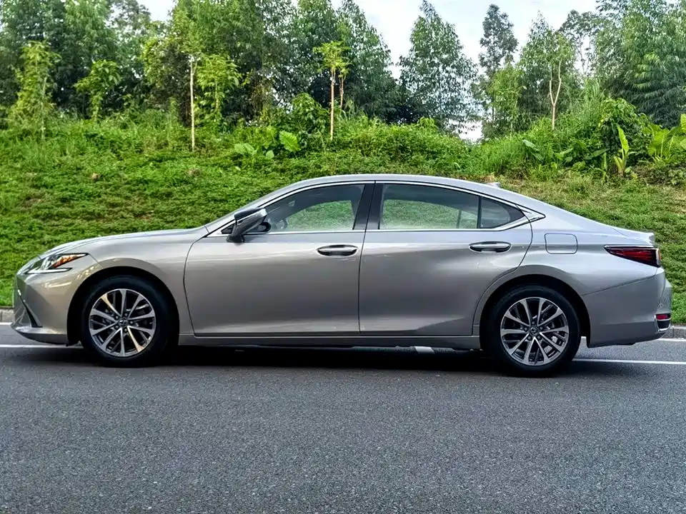 Lexus ES 2024
