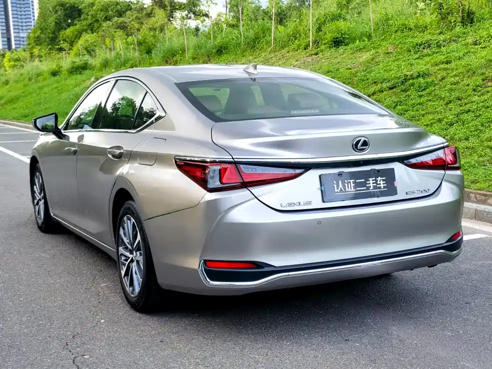 Lexus ES 2024