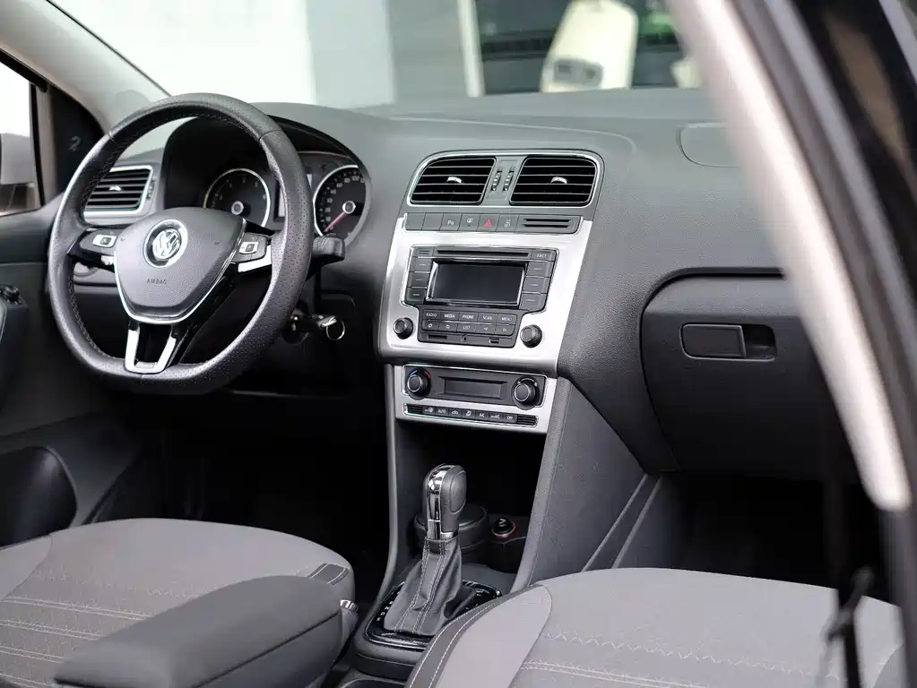 Volkswagen Polo 2015 — фото 57