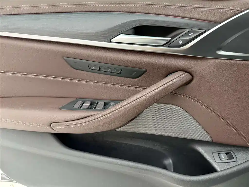 BMW 5 Series 2022 — фото 21