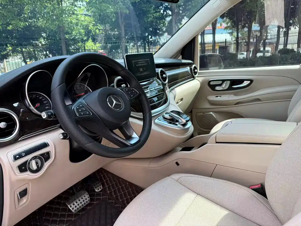 Mercedes-Benz V-Class 2019 — фото 31