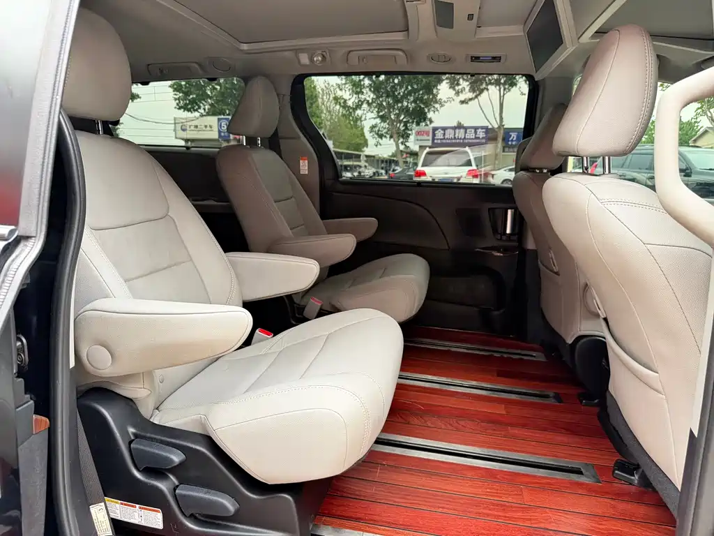 Toyota Sienna 2018 — фото 18