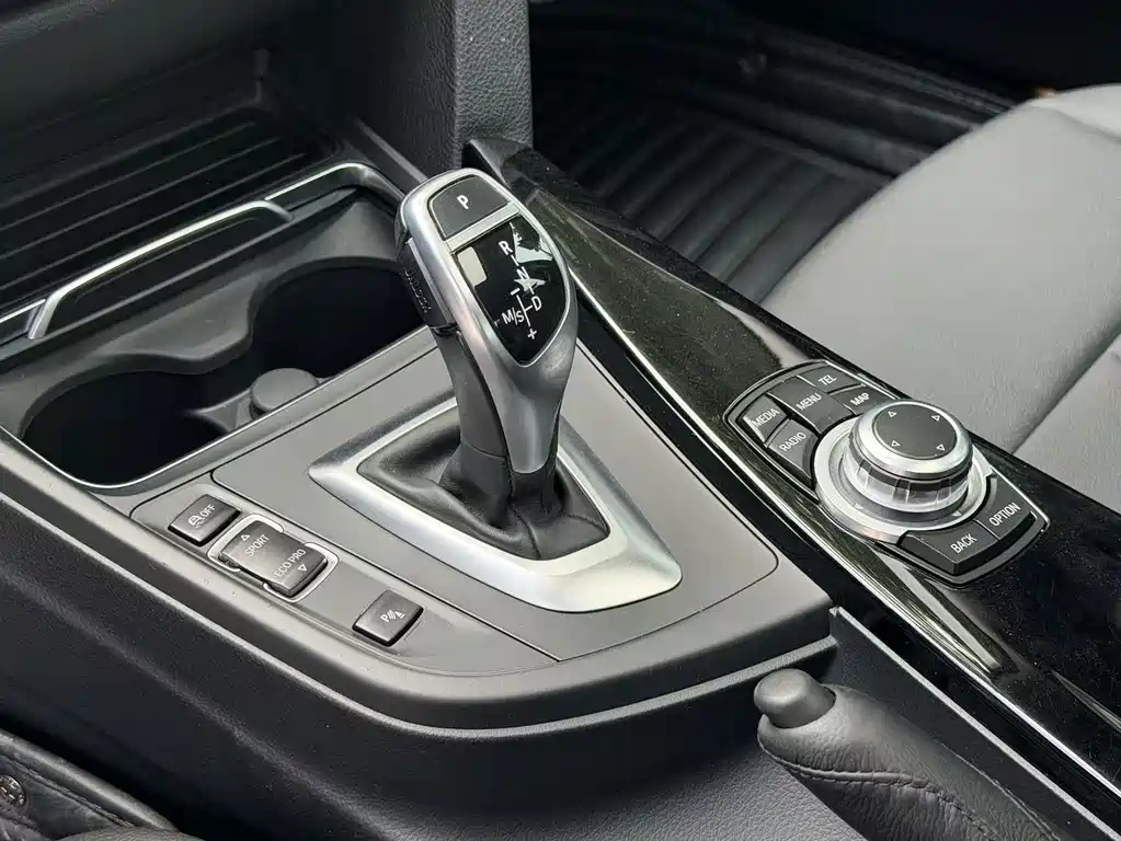 BMW 3 Series 2017 — фото 11