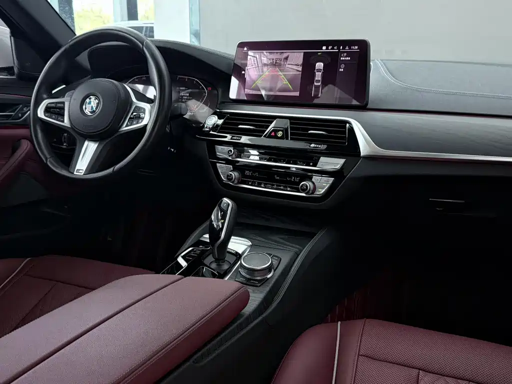 BMW 5 Series 2021 — фото 10