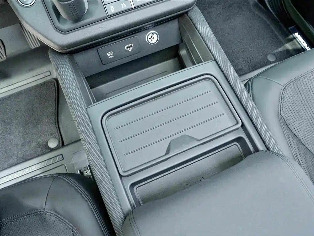 Land Rover Defender 2023 — фото 10