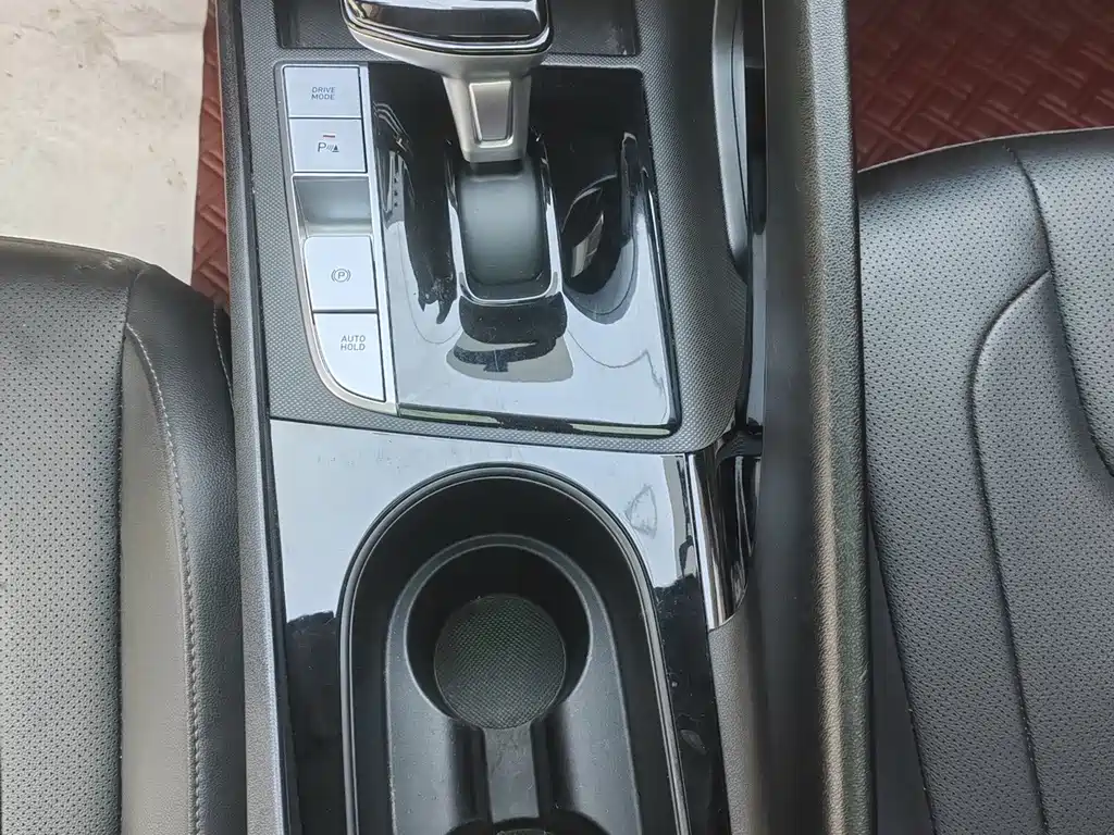 Hyundai Elantra 2023 — фото 12