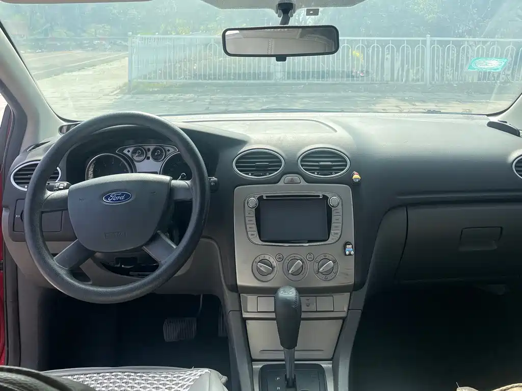 Ford Focus 2014 — фото 10