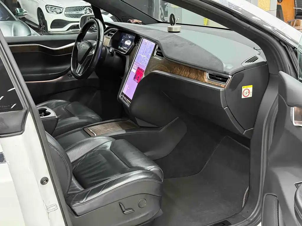 Tesla Model X 2017 — фото 17