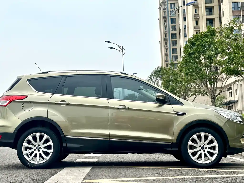 Ford Kuga 2014 — фото 11
