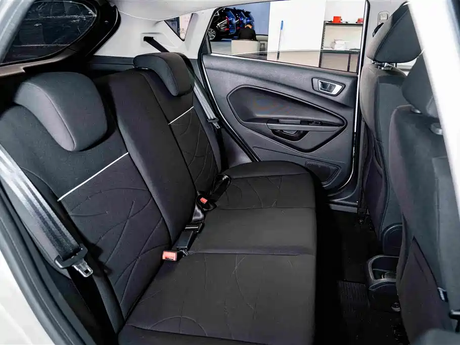 Ford Fiesta 2015 — фото 22