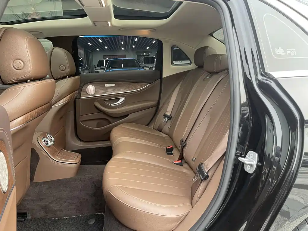 Mercedes-Benz E-Class 2023 — фото 10