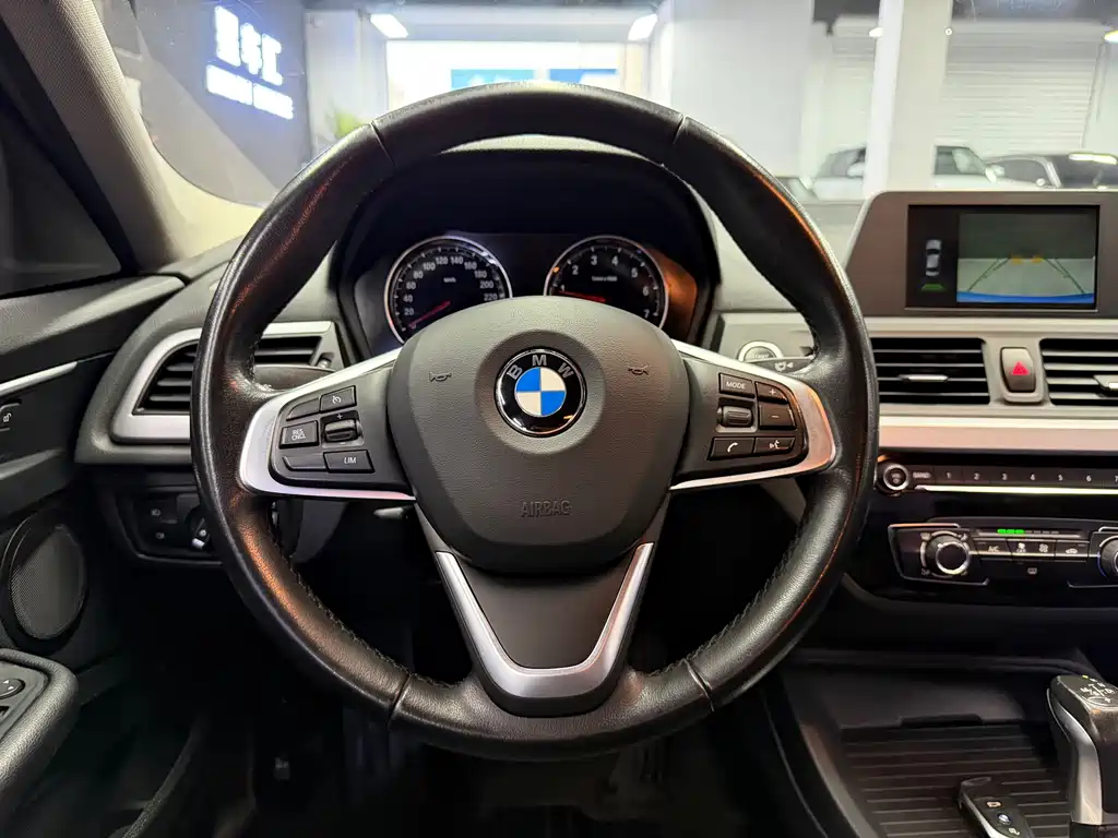 BMW 1 Series 2018 — фото 8