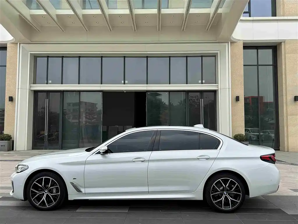 BMW 5 Series 2022 — фото 10