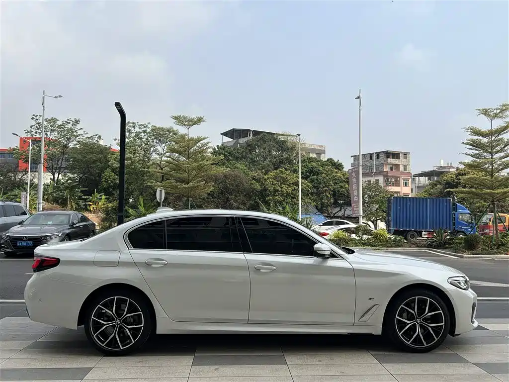 BMW 5 Series 2022 — фото 19