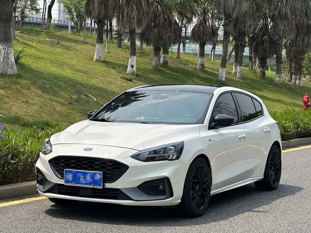 Ford Focus 2022 — фото 1