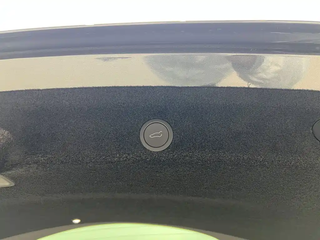 Tesla Model Y 2025 — фото 11