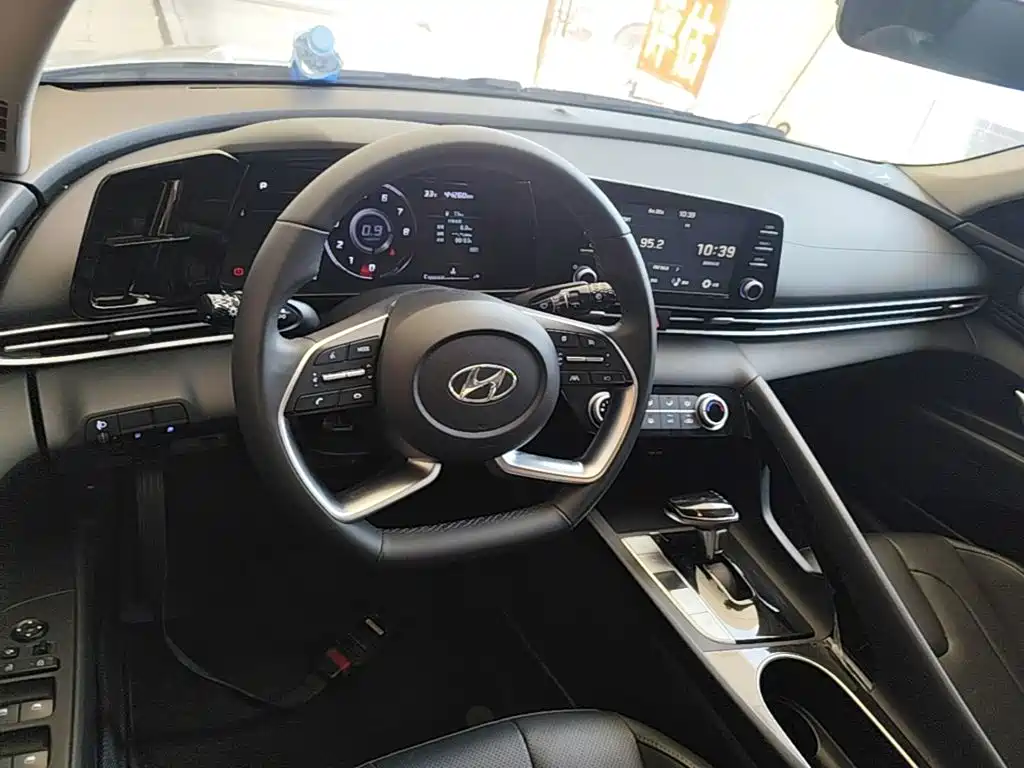 Hyundai Elantra 2023 — фото 10