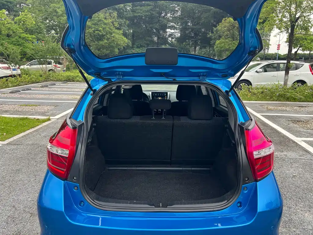 Toyota Yaris L 2017 — фото 10