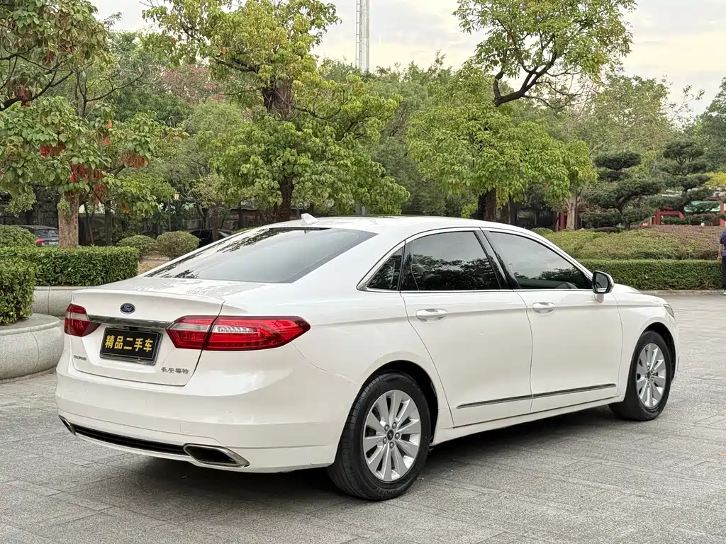 Ford Taurus 2018 — фото 10