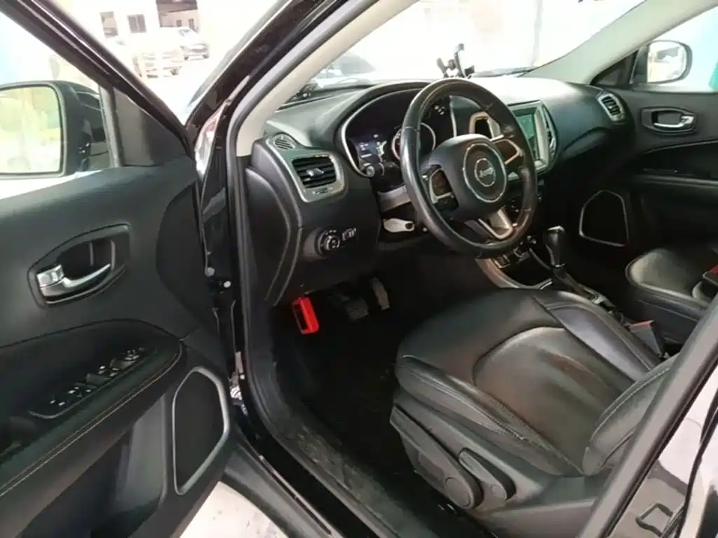Jeep Compass 2017 — фото 16
