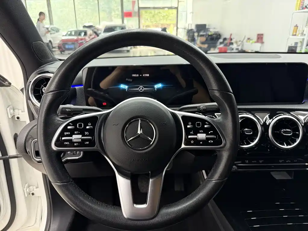 Mercedes-Benz A-Class 2022 — фото 15