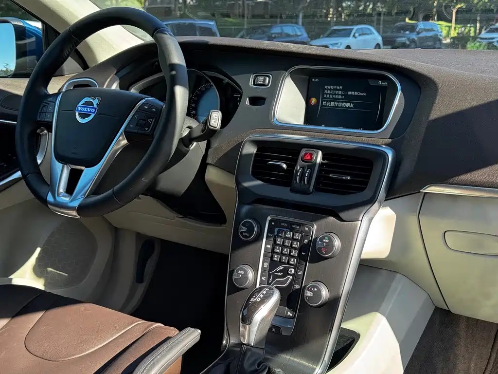 Volvo V40 2015 — фото 16