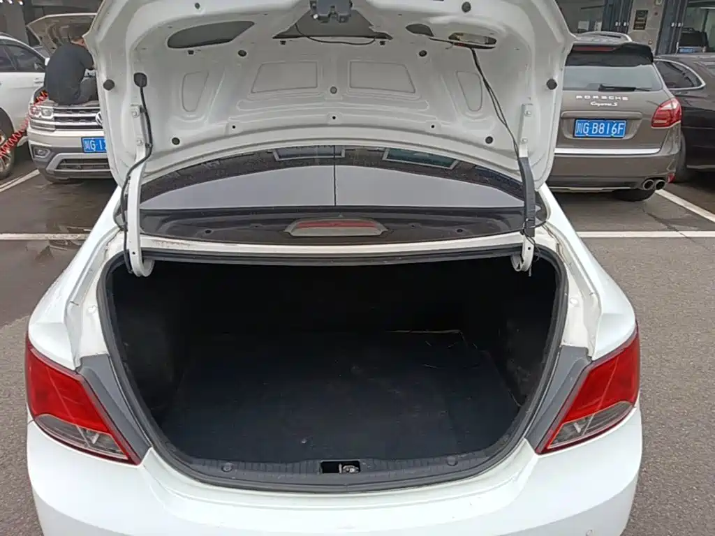 Hyundai Verna 2015 — фото 19