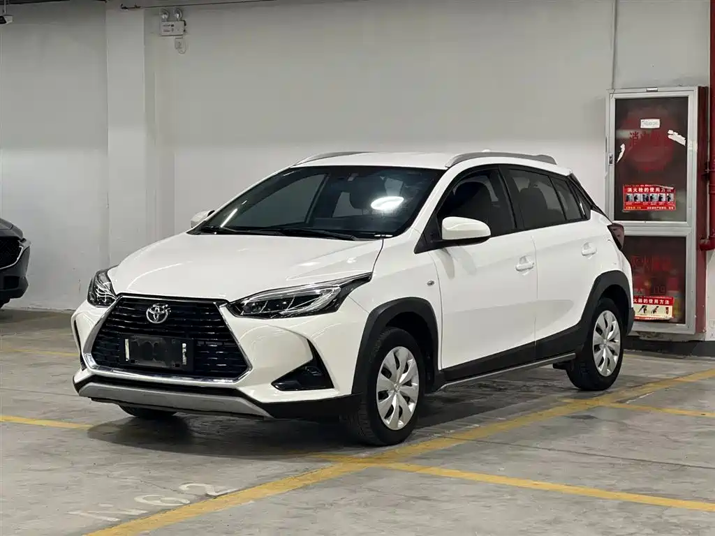 Toyota Yaris L 2022 — фото 1