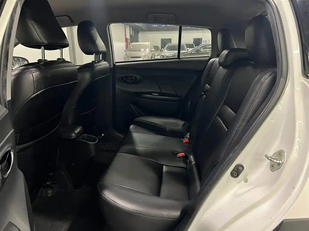 Toyota Yaris L 2022 — фото 10
